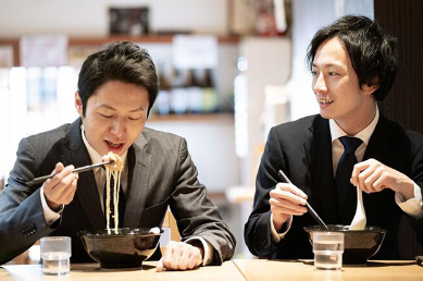 라면을 먹는 남성