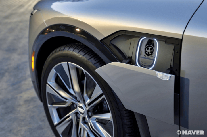 캐딜락리릭_슬라이딩충전패널모습