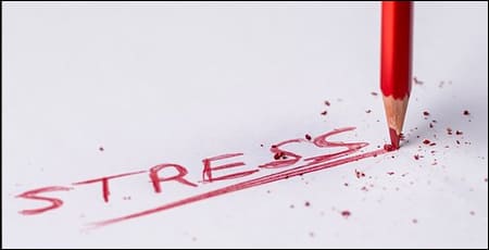 빨간 색연필로 쓴 스트레스 글자