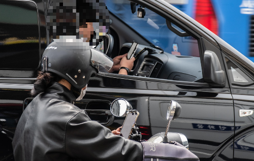 운전중 휴대폰 보는 사진