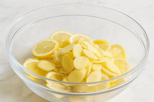 생강과 레몬을 그릇에 담기