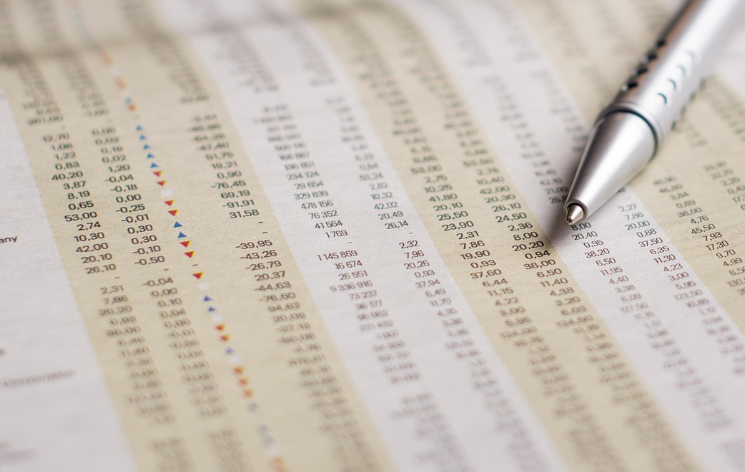 실적 체크하고 중요한 지표 체크하는 사진