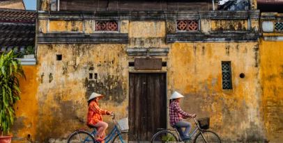 동남아 자전거타는 사람2명 사진