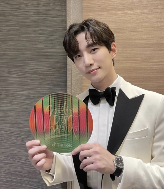 이준호 프로필 배우 드라마 가수 여자친구 작품활동 화보 캐셔로 사진