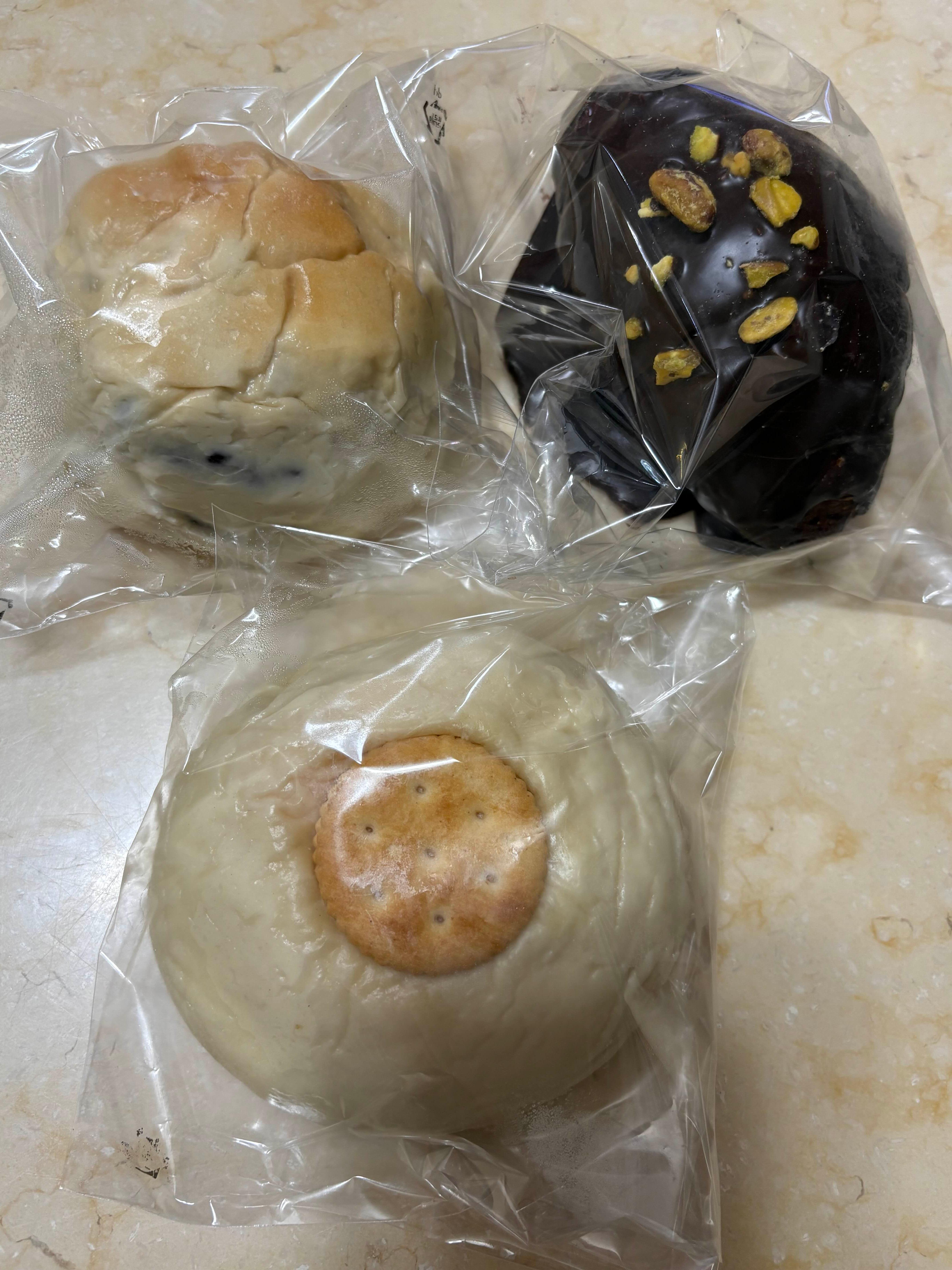 소베 밤팥빵, 황치즈크림치즈빵, 두바이소금빵 사진