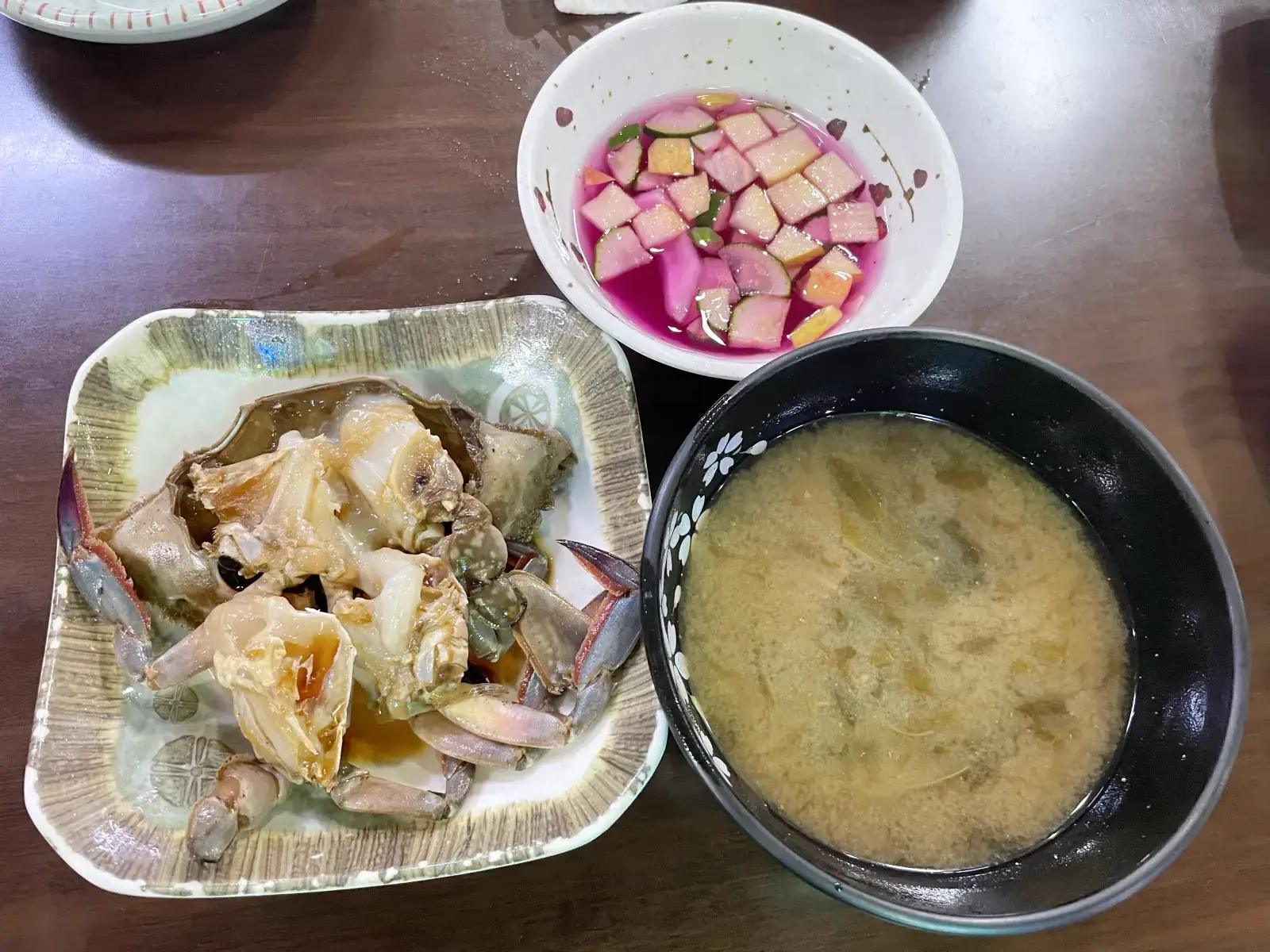 간장게장 서비스로 나오는 모습