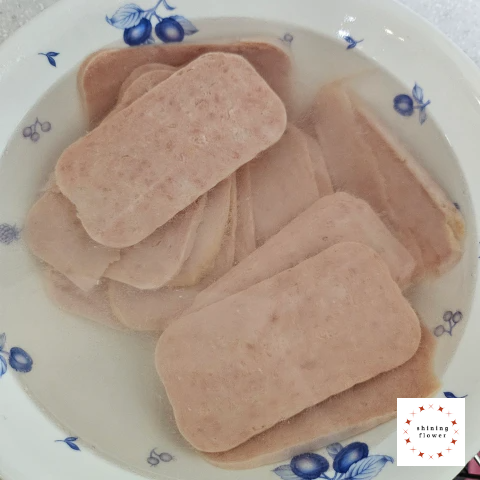 사각김밥-스팸 잘라서 뜨거운 물에 살짝 데치기