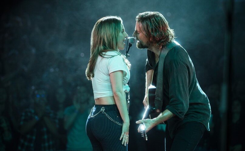 잭슨과 엘리가 마이크 하나로 서로 바라보며 노래하는 모습