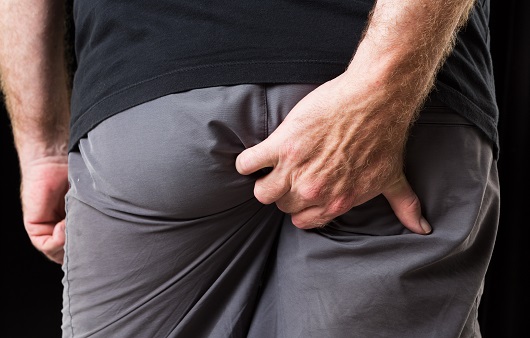 항문이 간지러울 때 항문소양증을 의심할 수 있다는 안내 이미지