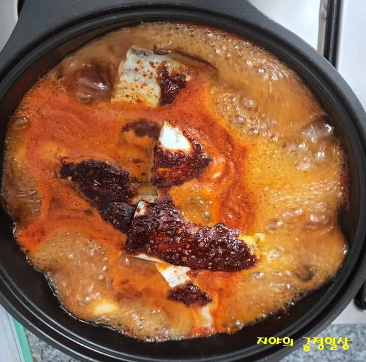 끓고 있는 갈치와 양념