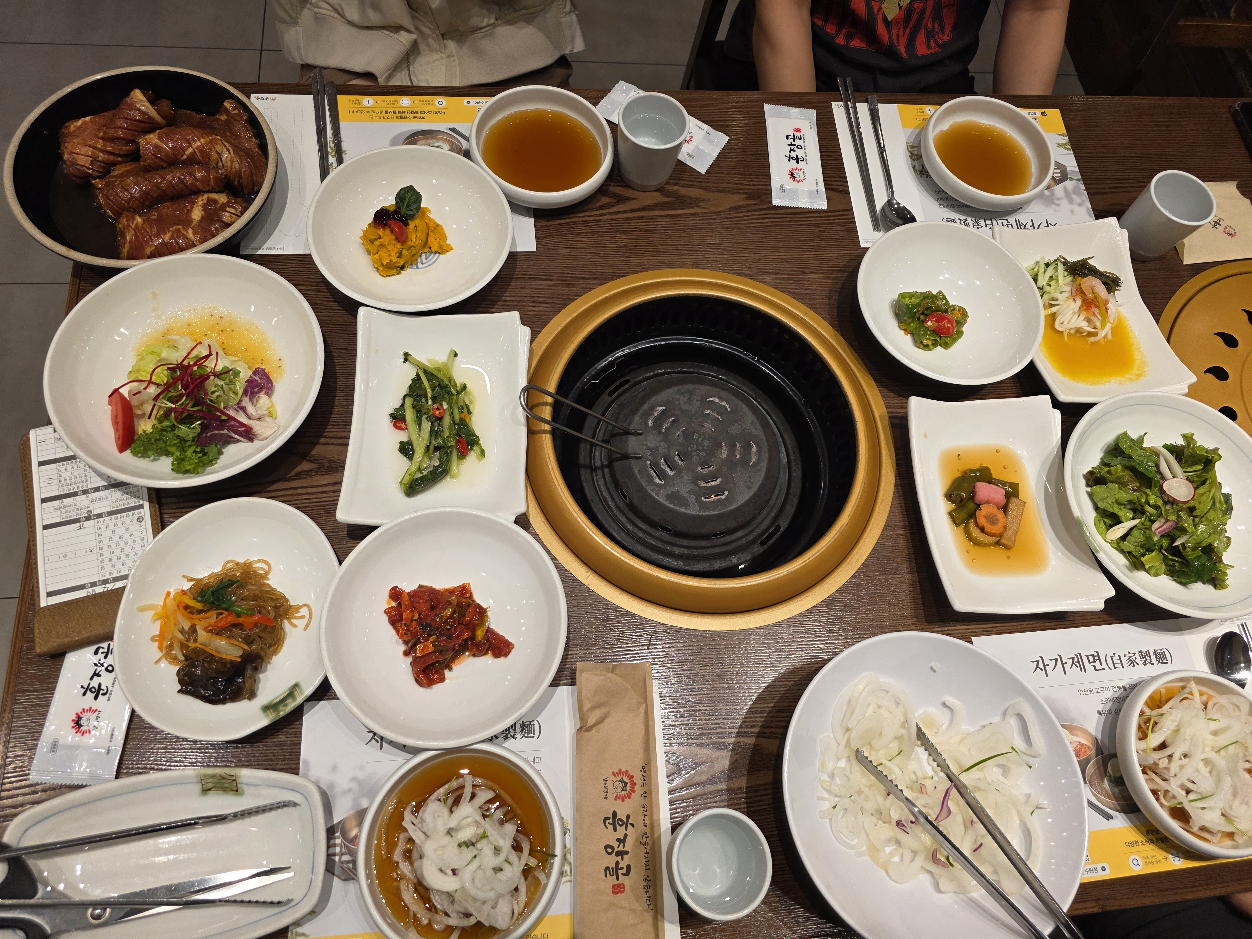 훈장골 돼지갈비 기본찬 한상차림