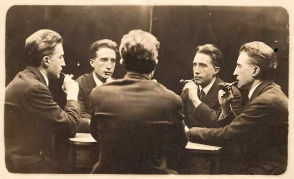 1917년 촬영된 마르셀 뒤샹의 다중 노출 초상 사진, 출처: Wikimedia Commons