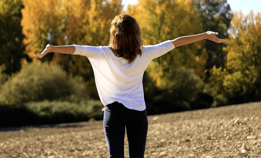 활성산소 제거 음식을 살펴보고 기지개를 펴고 있다