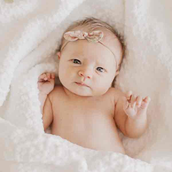 아기 돌보는 이미지