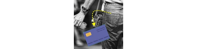 체크카드-주머니에서-빠지는-모습