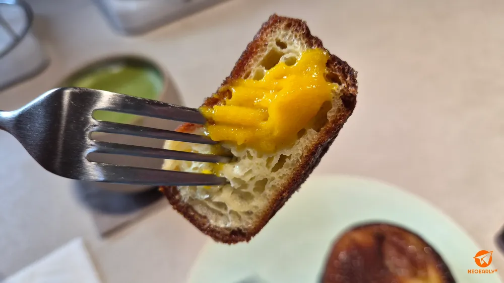 강렬한 맛의 만다린 콩포트를 쫄깃한 케이크와 함께 맛봅니다.