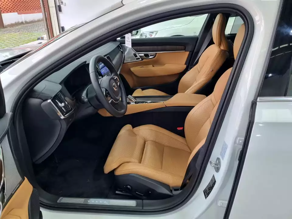 밖에서 본 볼보 S90 B6의 운전석은 이렇습니다.