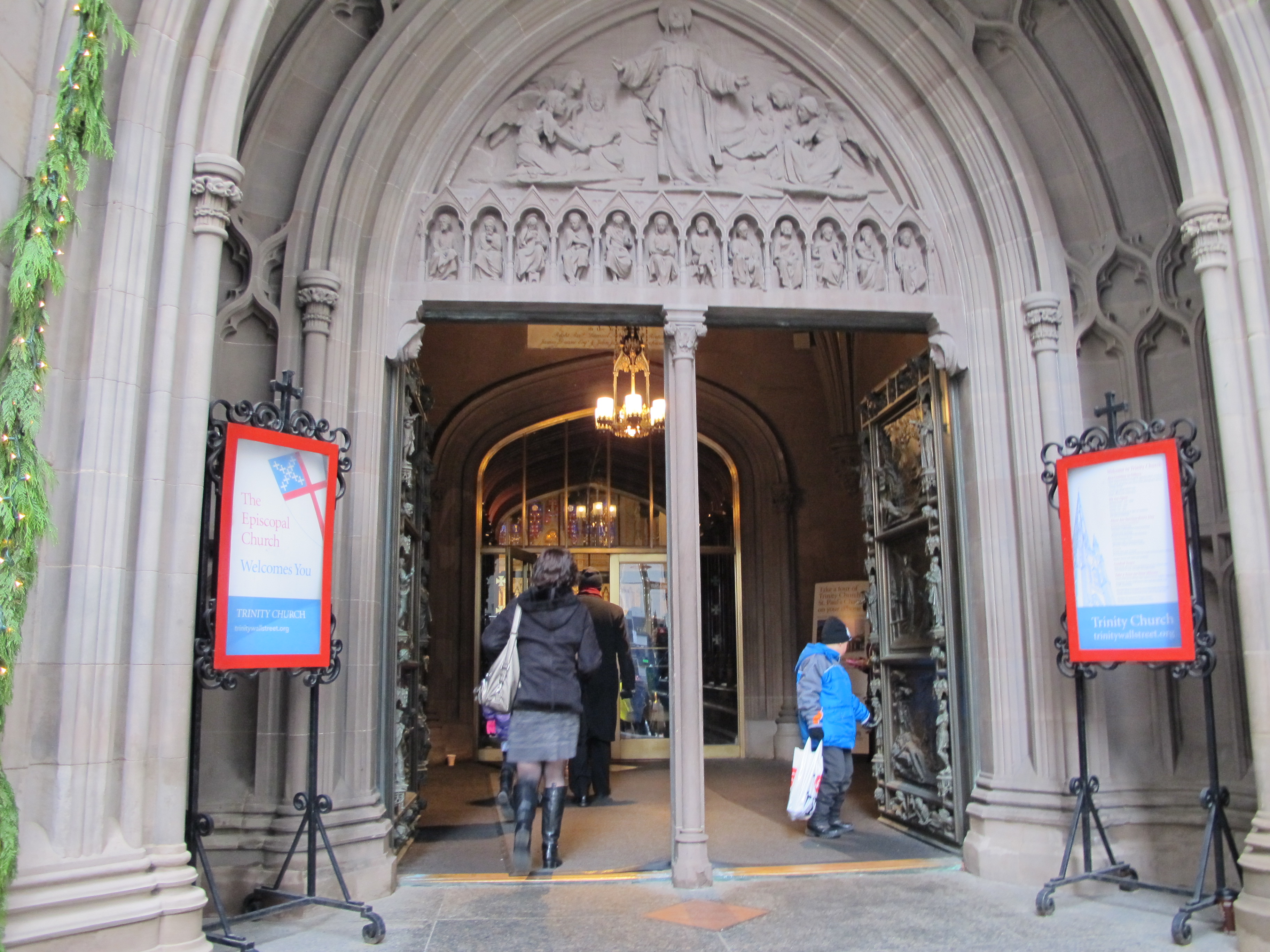 뉴욕 트리니티 교회 입구 Episcopal Church Welcomes You 안내판 (환영 문구 입구)