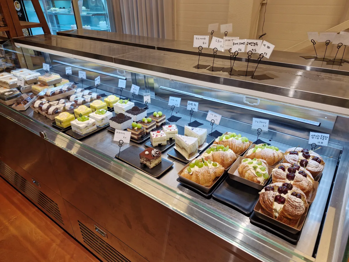 빵이-진열대에-놓여져-있다