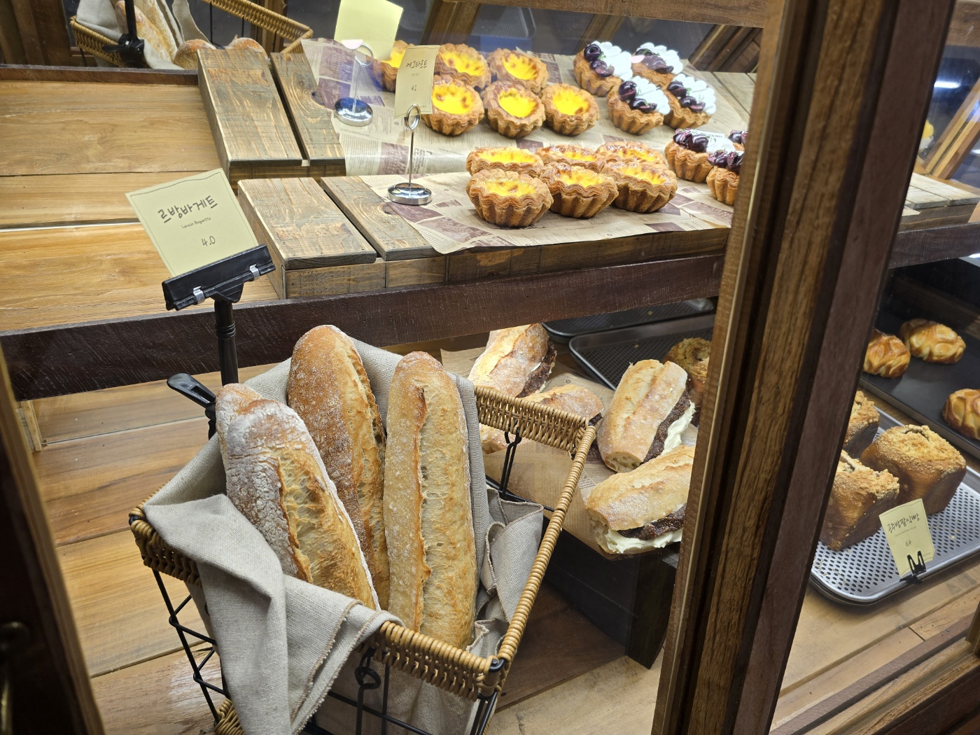 베이커리가 보관되어있는 모습