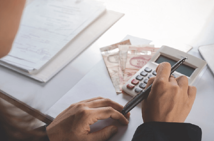 계산기를 쓰는 남자