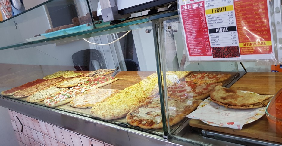 네모난 피자를 파는 가판대