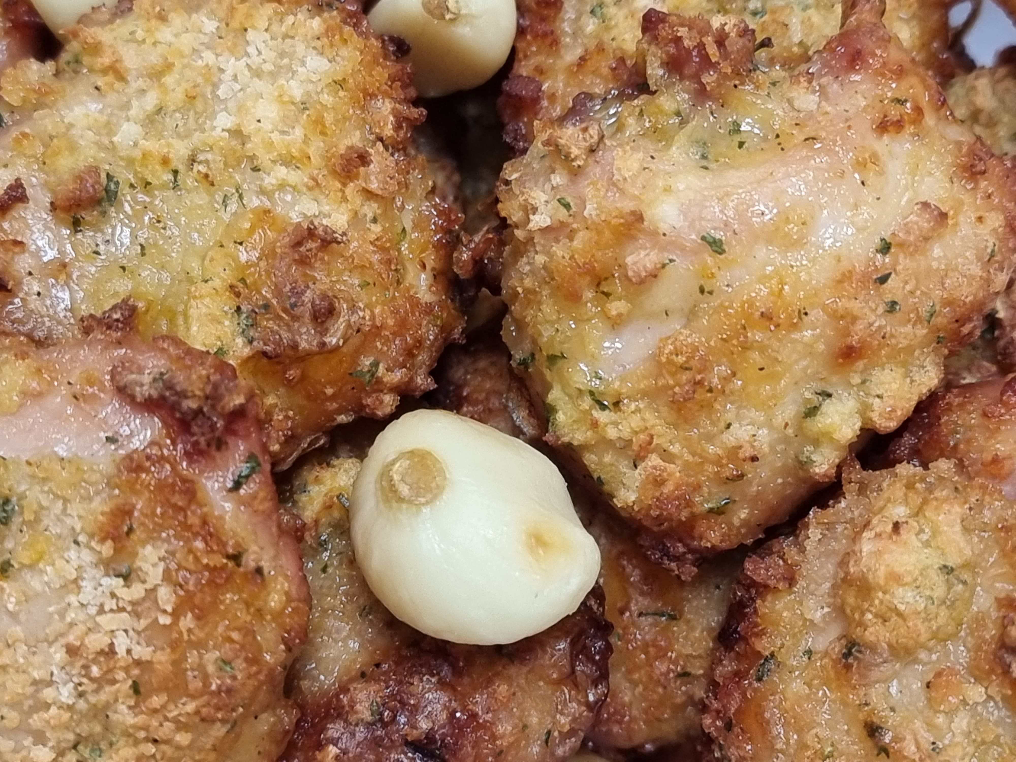 굽네치킨-남해마늘바사삭-마늘확대