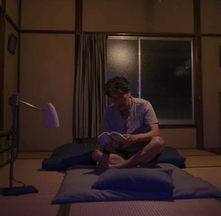 퍼펙트 데이즈 주인공이 책을 읽는 모습