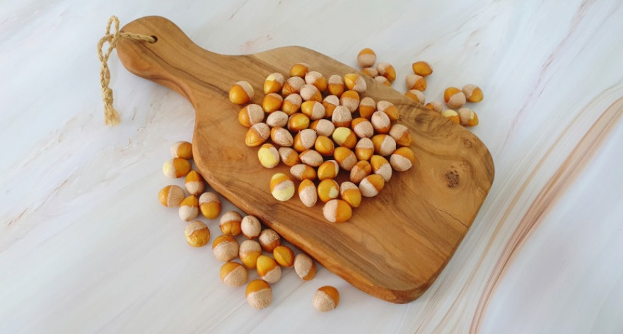 야생의 은행나무에서 채취를 한 은행나무의 열매인 은행을 껍질을 까서 잘 세척을 한 후에, 나무 도마 위에 가지런히 놓고, 그 옆에 바닥에도 은행을 흩어놓고 위에서 찍은 사진