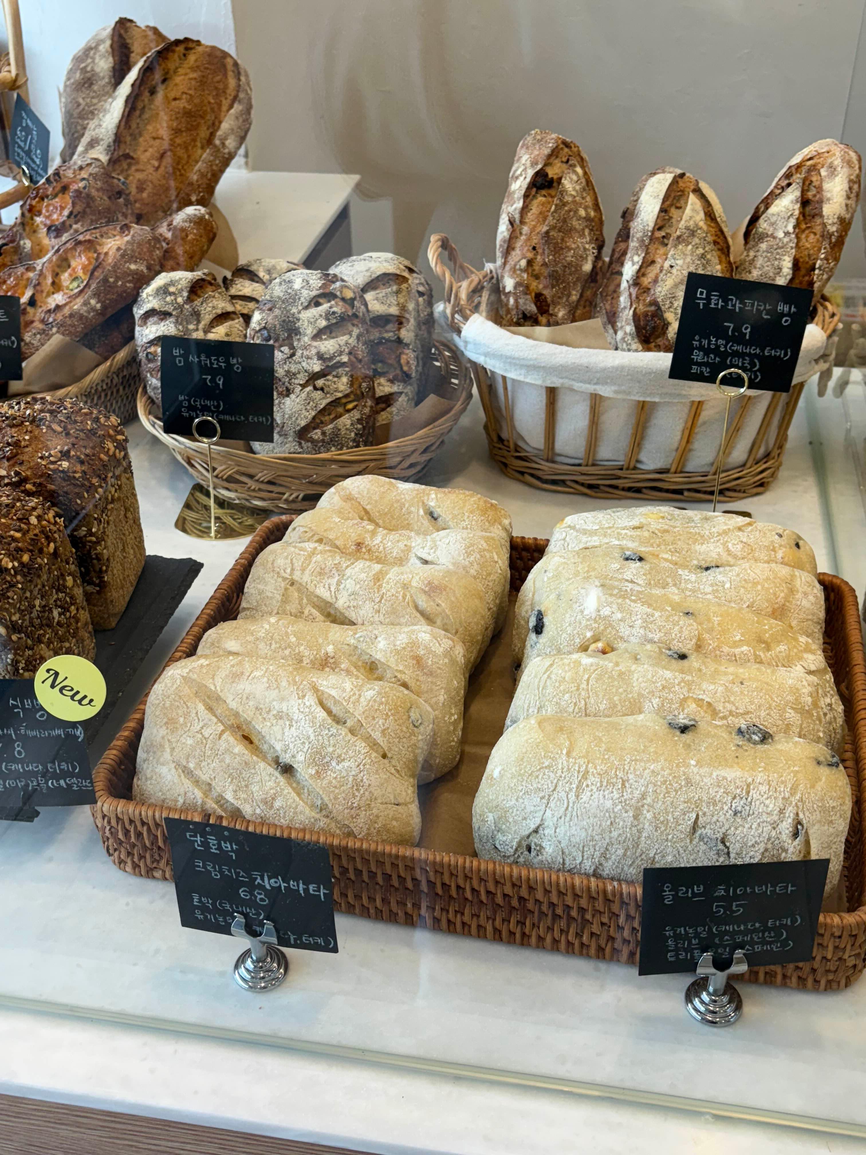 브리즈 브레드 진열되어 있던 비건 빵들(오른쪽)