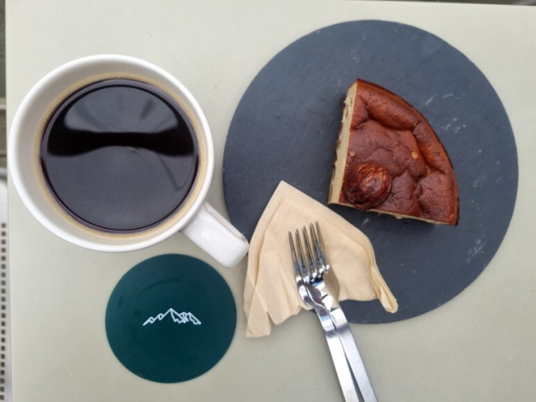 카페산아래 밤바스크케잌