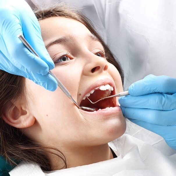 아이 치과진료 장면