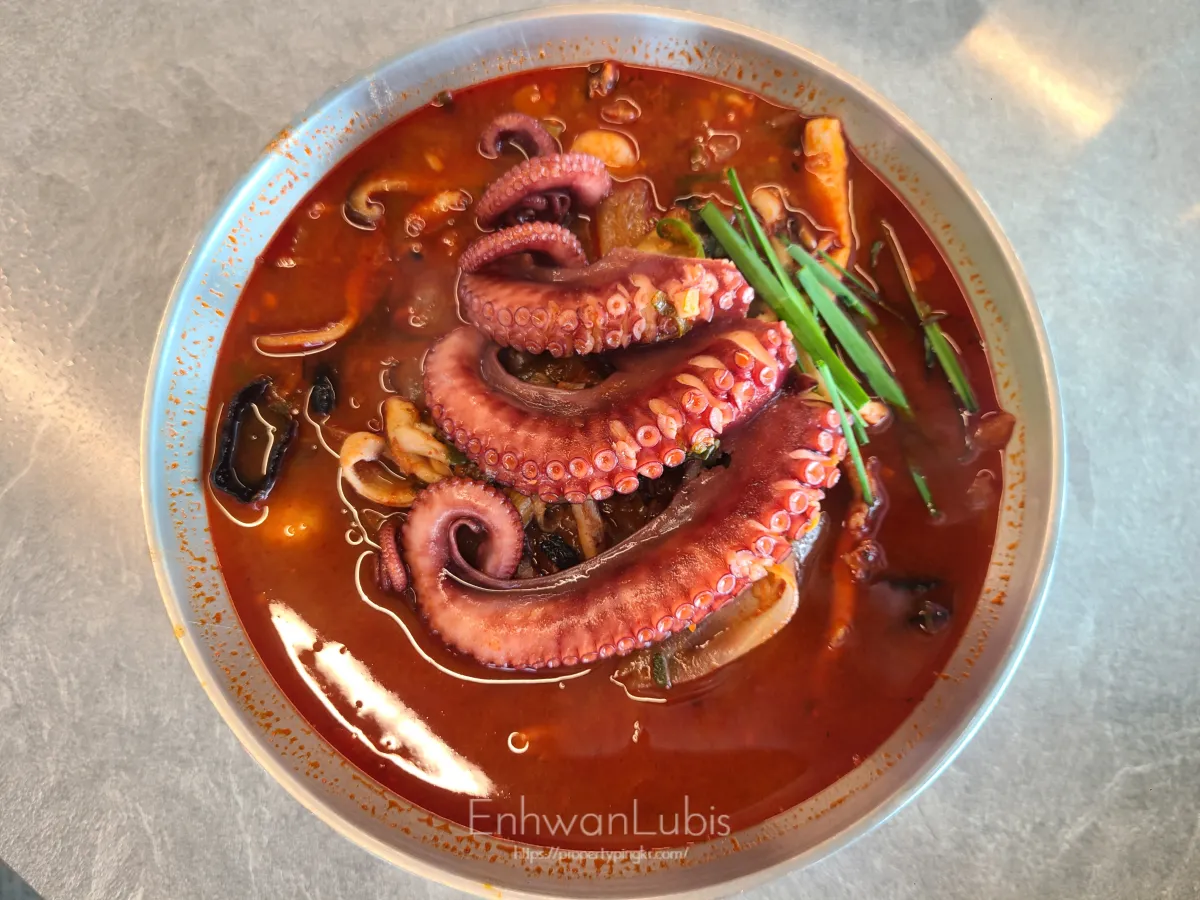 큰-스텐-그릇에-담긴-빨간국물-문어다리가-올려진-짬뽕