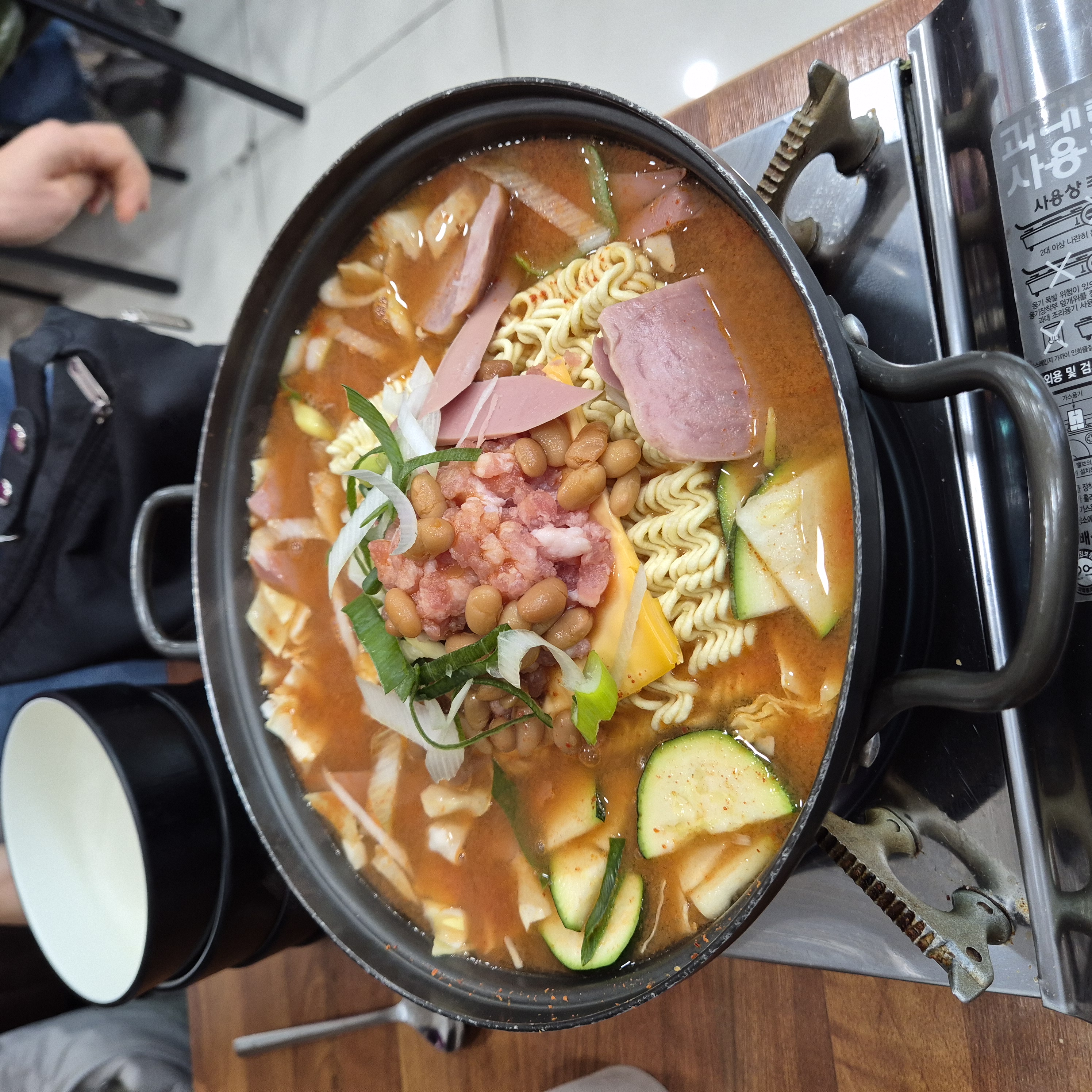 부대찌개 4인분 육수가 정말 시원함.