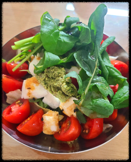 모짜렐라치즈를 총총 썰어서 만든 토마토샐러드