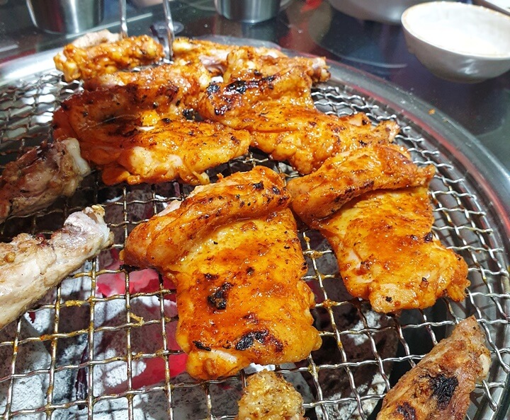 은화계-양념닭구이-불판에-노릇노릇하게-구워지고있다