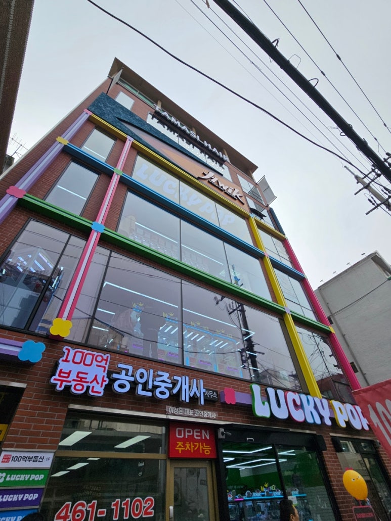 럭키팝 성수점 내부 전경, 층별 컬러 테마가 보이는 모습