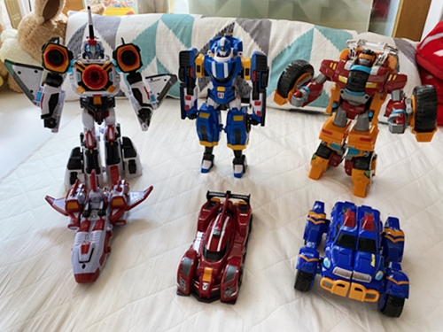 또봇V 변신로봇 장난감입니다.