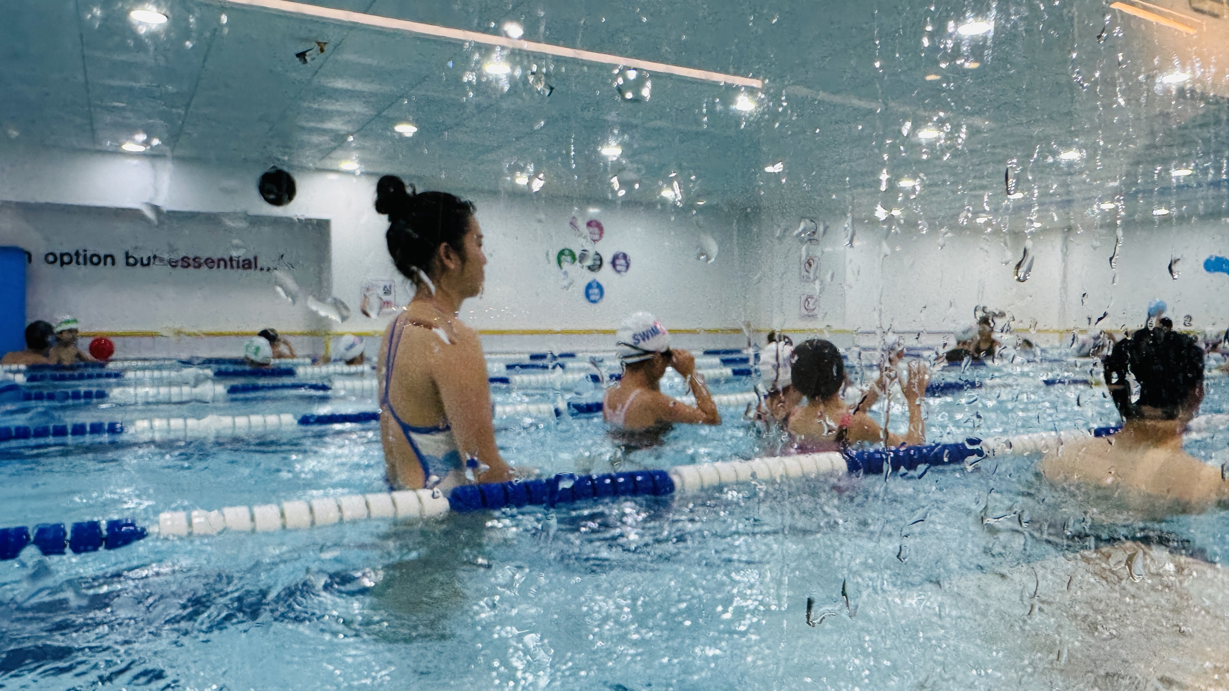 물에 대한 적응력을 키우는 유아 수영 강습