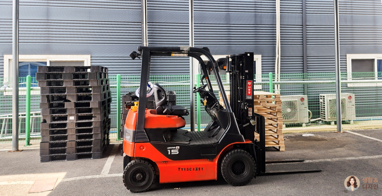 지게차로-트럭에-짐실는-모습-01