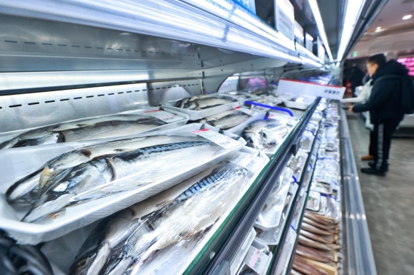 원달러 환율 급등과 미중 간 관세전쟁 등의 여파로 농축수산물 가격이 오르는 가운데 9일 서울의 한 대형마트에서 시민들이 장을 보고 있다. 유통업계에 따르면 최근 대형마트의 냉동 고등어, 캐나다산 활랍스터, 수입산 소고기 등 수입산 식품 가격이 10~15% 올랐다.