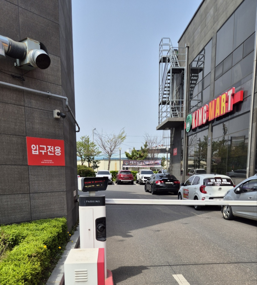 주차장 입구부터 주차된 차들의 모습이 보인다.