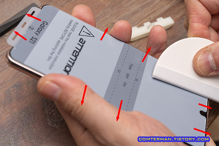 비스비 갤럭시S21 액정 보호필름 부착 마무리