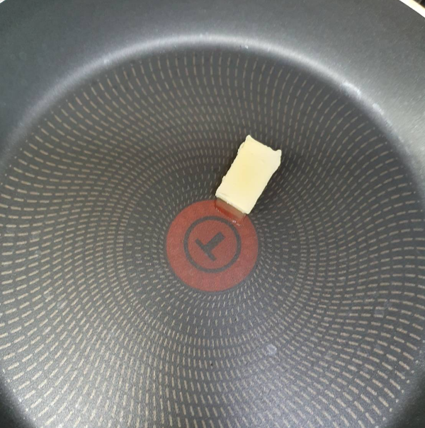 부추전에 기름용도로 사용 할 버터 사진