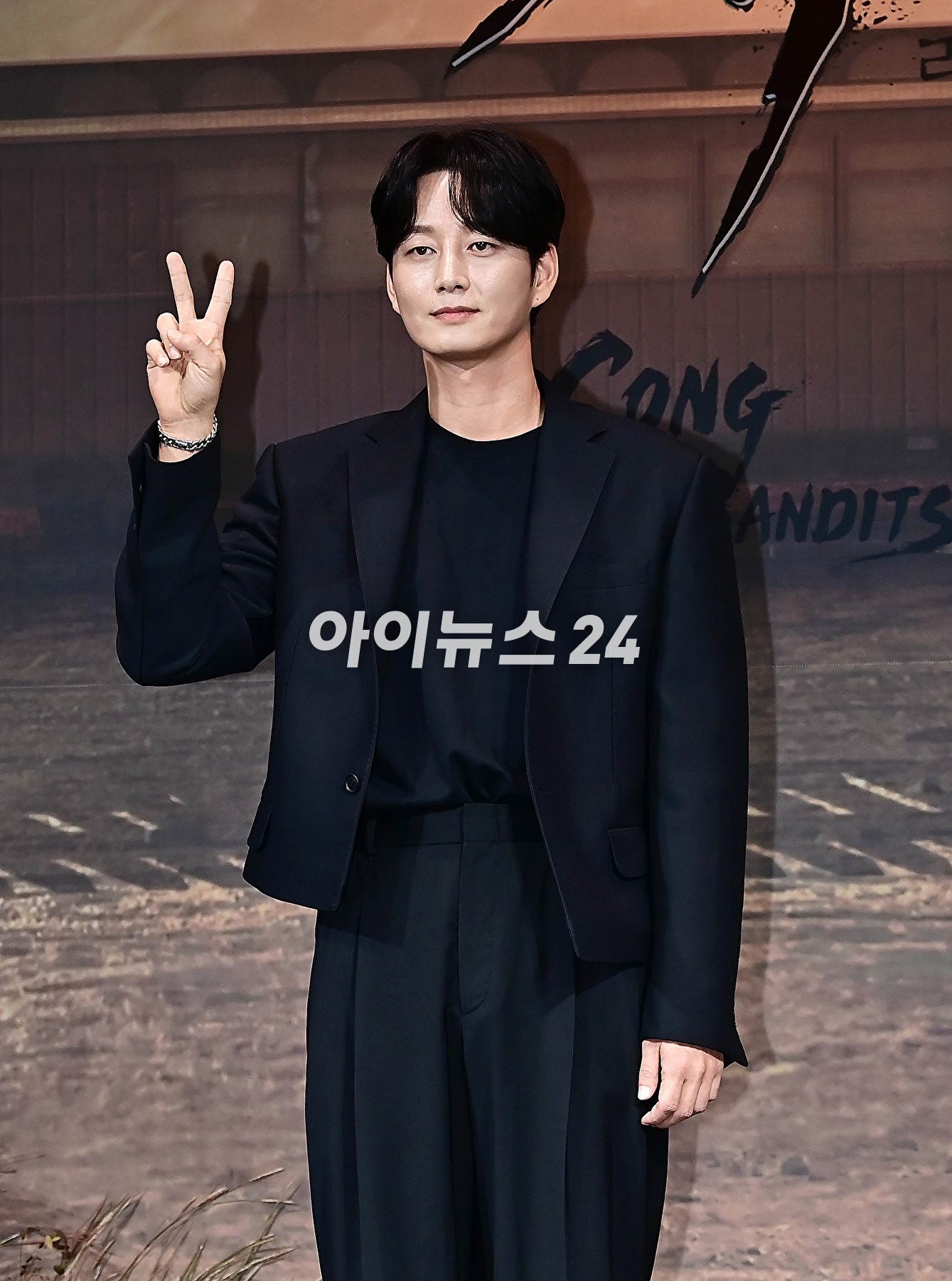 배우 이현욱이 이 19일 오전 서울 중구 엠배서더 서울 풀만에서 열린 넷플릭스 &#39;도적: 칼의 소리&#39; 제작발표회에서 포토타임을 갖고 있다. [사진=곽영래 기자]