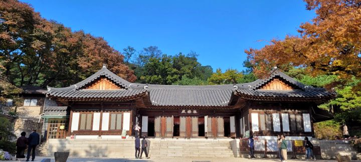 길상사 법당. 가을 단풍이 한창