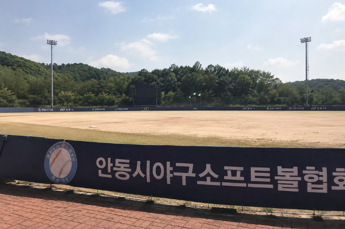 안동시야구소프트볼협회 펜스와 안동 야구장 전경