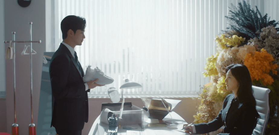 눈물의 여왕 운동화