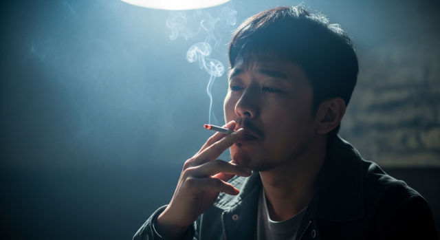 담배를 피우는 중년 남성