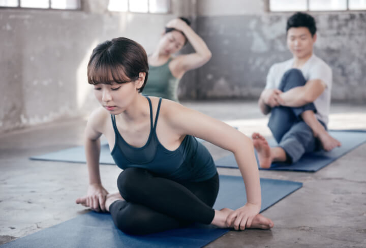 요가-수업중인-여성
